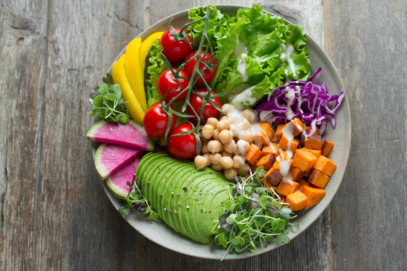 Assiette colorée de légumes variés et de pois chiches