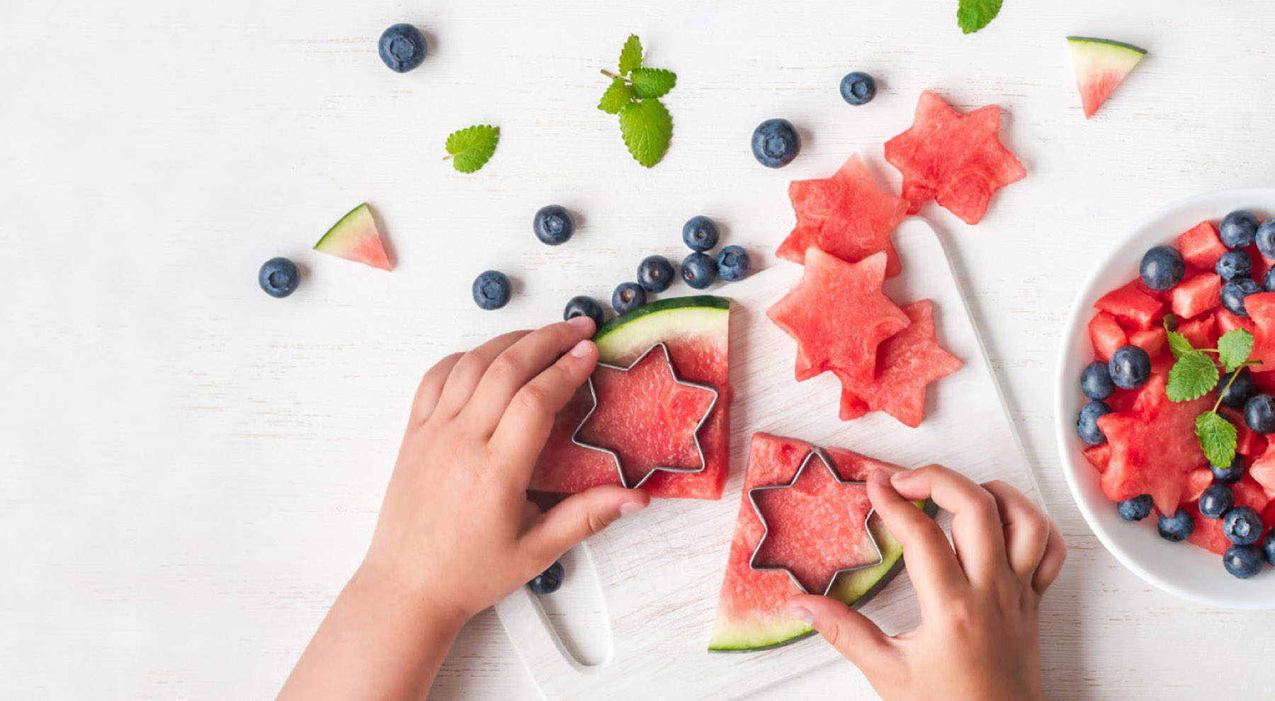 Enfant préparant des fruits pour une collation